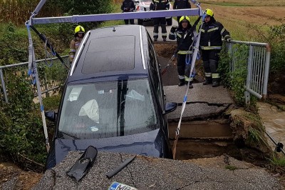 Vozilo je končalo v potoku