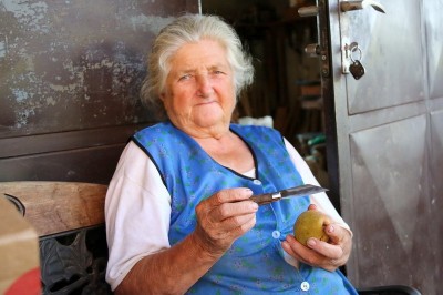 Alojzija Čeh s sklüčkom reže jabolka, foto: Ludvik Kramberger