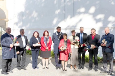 Skupinska fotografija prejemnikov priznanj s predsednikom države Borutom Pahorjem in direktorico SVZ Hrastovec mag. Andrejo Raduha