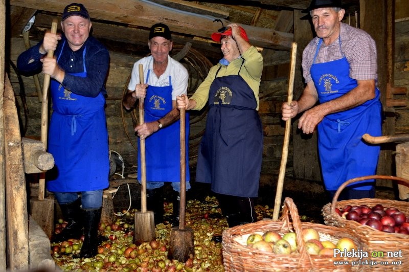 Kučenje jabolk v Sovjaku