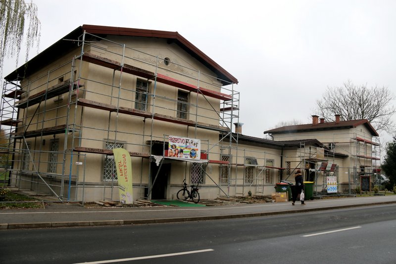 Po obnovi strehe, sedaj poteka še sanacija fasade na železniški postaji v Radgoni