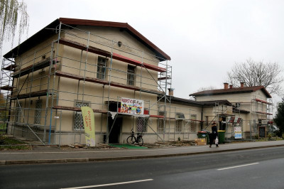 Po obnovi strehe, sedaj poteka še sanacija fasade na železniški postaji v Radgoni