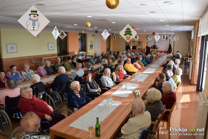 Stanovalke in stanovalci v veliki DOSOR-jevi restavraciji