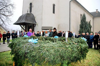 Ob župnijski cerkvi v Pernici so prvič postavili adventni venec
