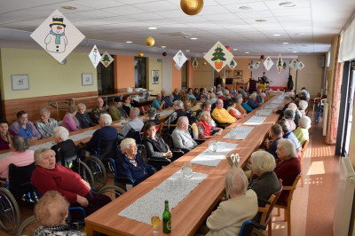 Stanovalke in stanovalci v veliki DOSOR-jevi restavraciji