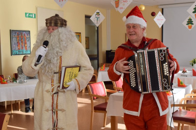 Harmonikar Stanko in dedek Mraz v DOSOR-ju