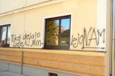 Napis na fasadi