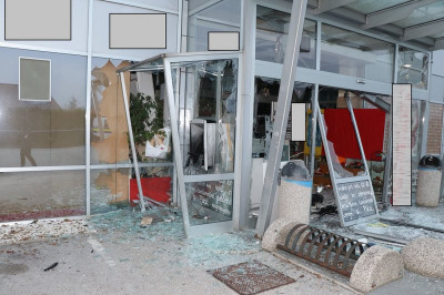 Z dejanjem so na bankomatu in bližnjih objektih povzročili večjo gmotno škodo