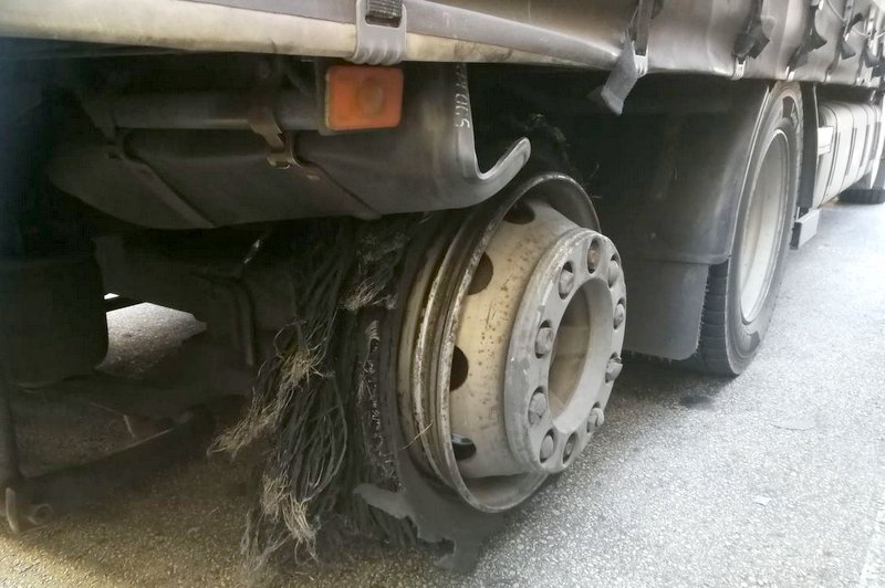 Povsem uničena pnevmatika na tovornem vozilu