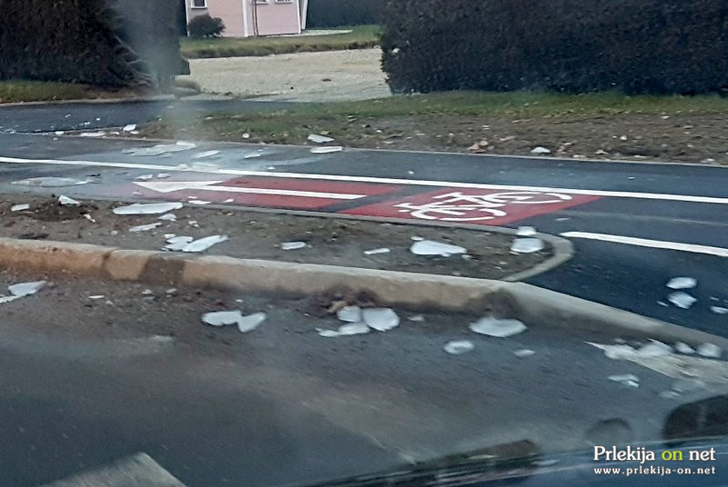 Kosi ledu na pločniku in kolesarski stezi