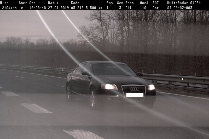 Voznik osebnega avtomobila Audi S8 je vozil s hitrostjo 210 km/h, kljub temu, da je hitrost omejena na 110 km/h