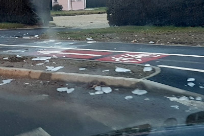 Kosi ledu na pločniku in kolesarski stezi