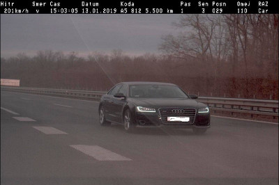 Voznik osebnega avtomobila Audi A6 je vozil s hitrostjo 201 km/h