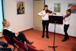 Mladi violinistki z mentorico