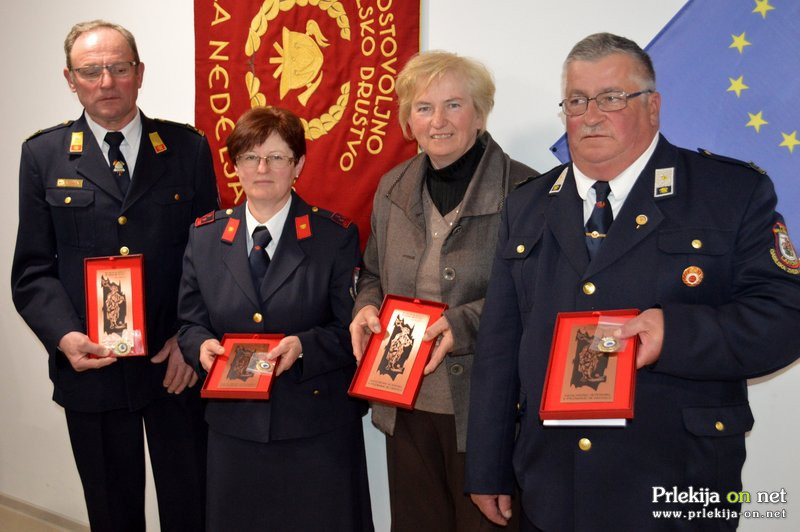 Plaketo gasilskega veterana so prejeli Marta in Stanislav Filipič, Anica Kocbek in Vladimir Bolkovič