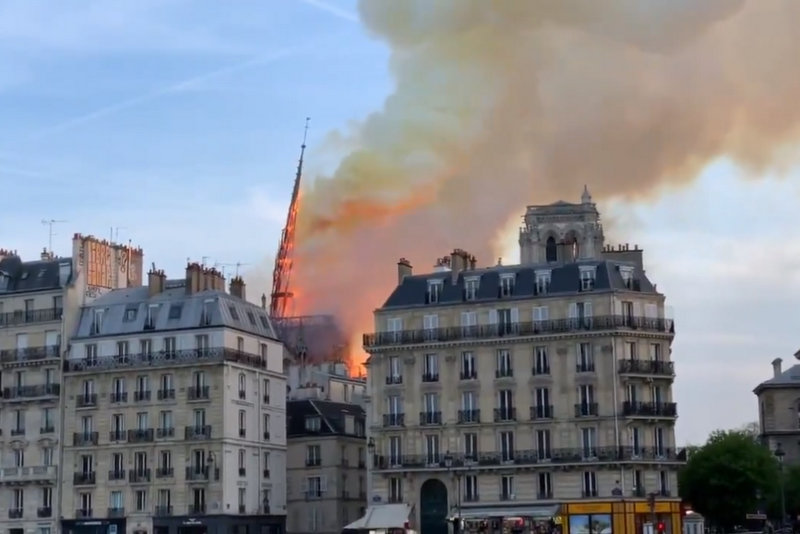 Notre-Dame v ognju