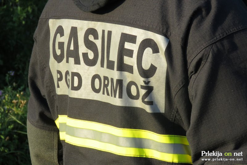 Gasilci PGD Ormož so s hidravličnim razpiralom dvignili vozilo in rešili osebo