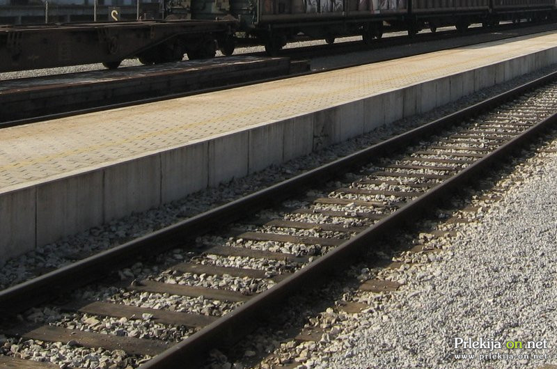 Oseba je grozila s samomorom na železniškem postajališču