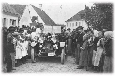 Bučno pozdravljena razmejitvena komisija s strani apaških Nemcev dne 25. 8. 1920 (vir: Stadtarchiv Bad Radkersburg)