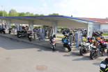 Motoristi pri Car wash caffe-ju