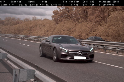 Voznik osebnega avtomobila znamke Mercedes je vozil s hitrostjo 223 km/h
