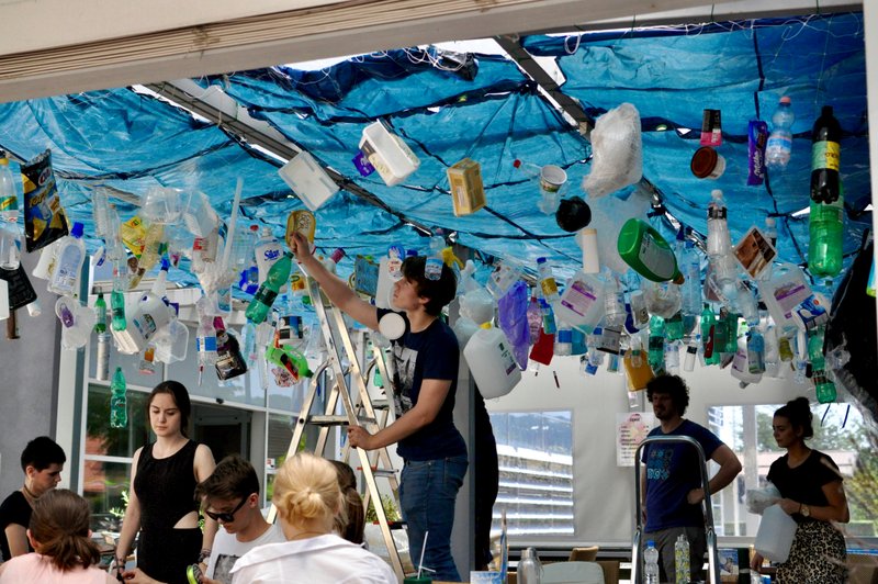 Umetniška instalacija iz odpadne plastike