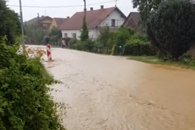 Cesta, ki je v soboto bila reka...