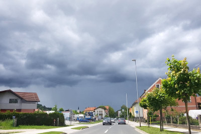 Obstaja možnost nastanka močnejših neviht z nalivi, točo in močnejšimi sunki vetra