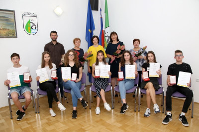 Sedem najboljših učenk in učencev se je udeležilo sprejema na občini