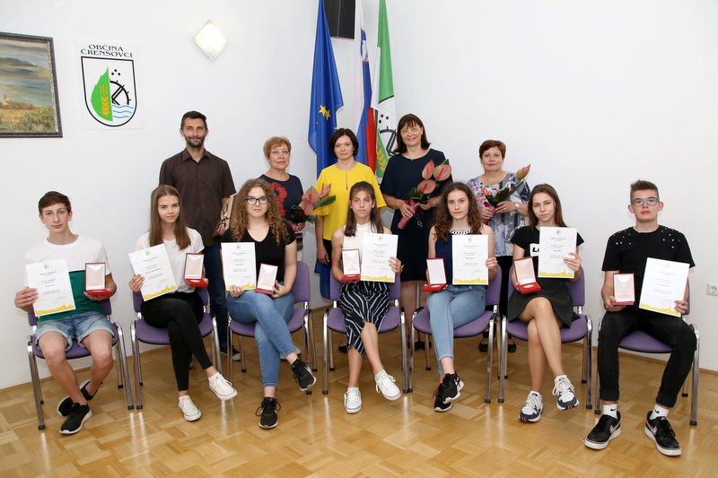 Sedem najboljših učenk in učencev se je udeležilo sprejema na občini