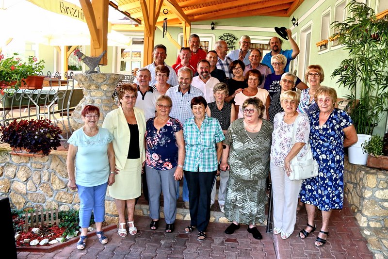 Tudi po 55. letih se spominjajo, kako je nekoč bilo guliti šolske klopi, foto: Ludvik Kramberger