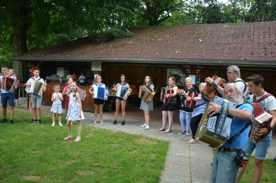 12. Veseli popoldan s harmonikarji