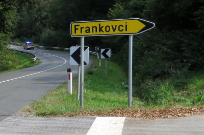 Osebni avtomobil je bil parkiran med njivami v naselju Frankovci