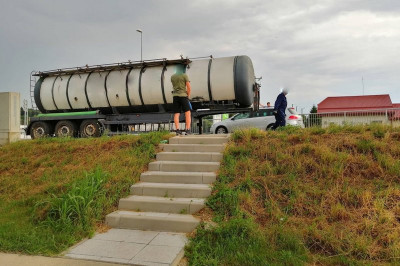 Tovornjaku se je odklopila cisterna