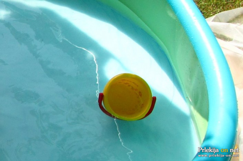 Otrok se je kopal doma na dvorišču v otroškem bazenu