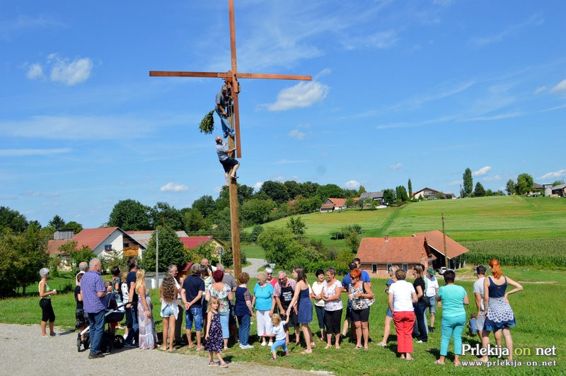 Postavljanje klopotca pri Filipičevih v Precetincih