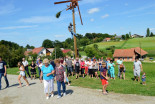 Postavljanje klopotca pri Filipičevih v Precetincih