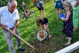 Postavljanje klopotca pri Filipičevih v Precetincih