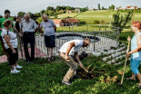 Postavljanje klopotca pri Filipičevih v Precetincih