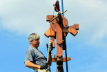 Postavljanje klopotca pri Filipičevih v Precetincih