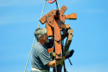 Postavljanje klopotca pri Filipičevih v Precetincih