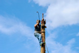 Postavljanje klopotca pri Filipičevih v Precetincih