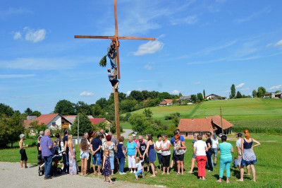 Postavljanje klopotca pri Filipičevih v Precetincih