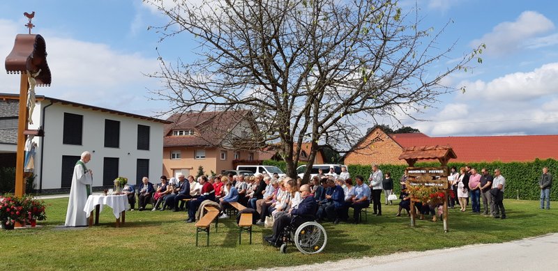 Župnik Štefan Vinkovič je blagoslovil obnovljeni križ v Lukavcih