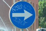 Napis Ribari Izola na prometnem znaku v Ljutomeru