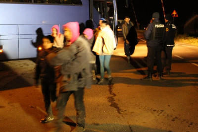 Pet mladoletnih tujcev so odpeljali v center za tujce, dva polnoletna so vrnili na Hrvaško, en pa je zaprosil za azil