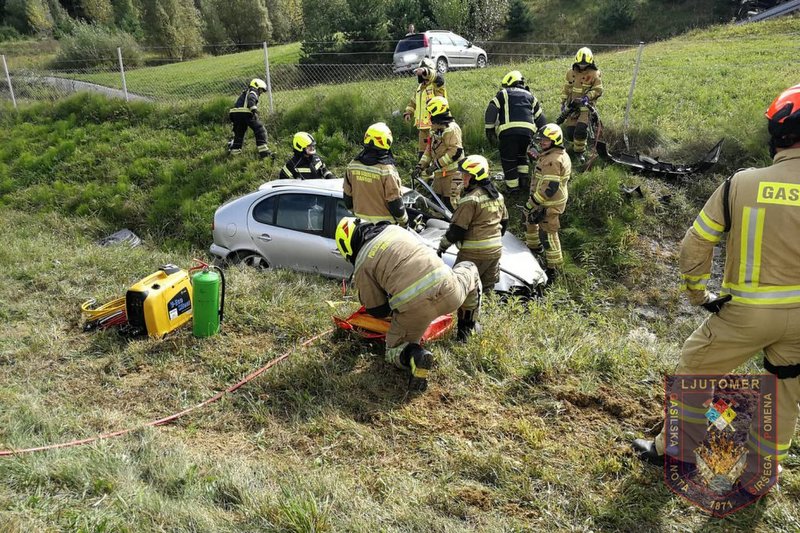 Voznica je zapeljala čez zaščitno ograjo v jarek, foto: PGD Ljutomer