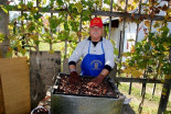 Prešanje jabolk na stari način v Sovjaku