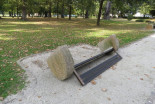 Prevrnjena klop v parku