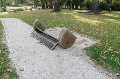 Prevrnjena klop v parku